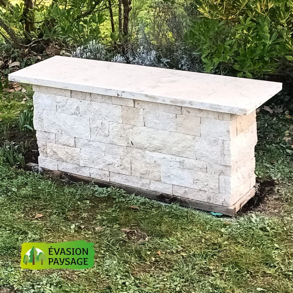 Banc maçonné installé dans un jardin